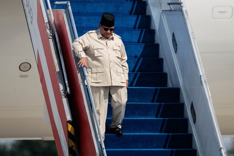 Presiden Indonesia, Prabowo saat turun dari pesawat kepresidenan setibanya di Pangkalan Angkatan Udara Halim Perdanakusuma, Jakarta, Selasa (14/10/2025).