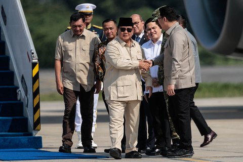 Presiden Indonesia, Prabowo saat  tiba di Pangkalan Angkatan Udara Halim Perdanakusuma, Jakarta, Selasa (14/10/2025).