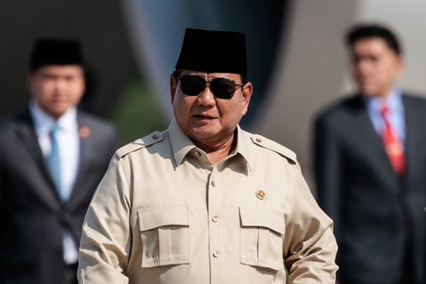 Presiden Indonesia, Prabowo saat tiba di Pangkalan Angkatan Udara Halim Perdanakusuma, Jakarta, Selasa (14/10/2025).