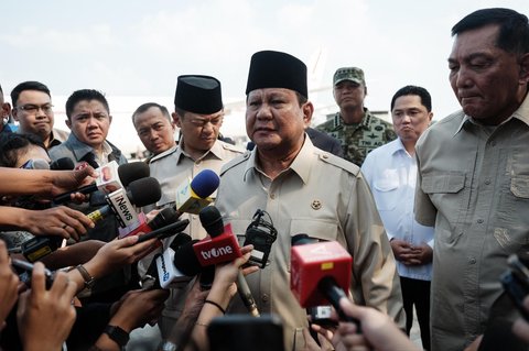 Presiden Indonesia Prabowo Subianto  saat berbicara kepada media setibanya dari Mesir setelah menghadiri KTT perdamaian Gaza di Pangkalan Angkatan Udara Halim Perdanakusuma, Jakarta, Selasa (14/10/2025).