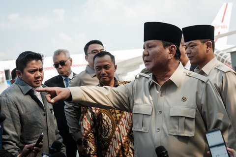 Presiden Indonesia Prabowo Subianto  saat berbicara kepada media setibanya dari Mesir setelah menghadiri KTT perdamaian Gaza di Pangkalan Angkatan Udara Halim Perdanakusuma, Jakarta, Selasa (14/10/2025).