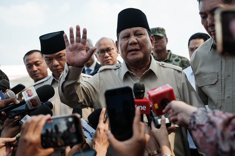 Presiden Indonesia Prabowo Subianto  saat berbicara kepada media setibanya dari Mesir setelah menghadiri KTT perdamaian Gaza di Pangkalan Angkatan Udara Halim Perdanakusuma, Jakarta, Selasa (14/10/2025).