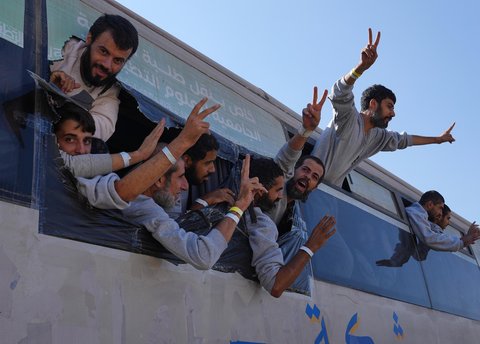 Warga berkumpul untuk menyambut para tahanan Palestina yang dibebaskan dari penjara Israel di Khan Younis, Jalur Gaza selatan, Senin (13/10/2025).