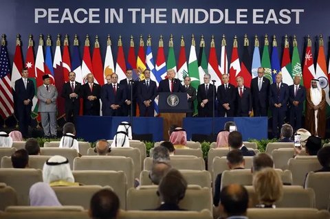 Presiden Amerika Serikat Donald Trump bersama para pemimpin dunia berpose untuk foto bersama dalam KTT di Sharm El Sheikh, Mesir, Senin, (13/10/2025). Pertemuan tersebut digelar untuk mend