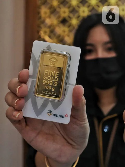 Pramuniaga memperlihatkan emas batangan yang dijual di Galeri 24 Pegadaian, Jakarta, Rabu (27/7/2022). Dalam sepekan, harga emas masih menguat 1,5 persen secara point to point. Dalam sebulan,