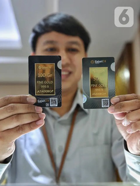 Pramuniaga memperlihatkan emas batangan yang dijual di Galeri 24 Pegadaian, Jakarta, Rabu (27/7/2022). Dalam sepekan, harga emas masih menguat 1,5 persen secara point to point. Dalam sebulan,