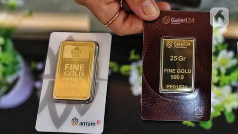 Pramuniaga memperlihatkan emas batangan yang dijual di Galeri 24 Pegadaian, Jakarta, Rabu (27/7/2022). Dalam sepekan, harga emas masih menguat 1,5 persen secara point to point. Dalam sebulan,