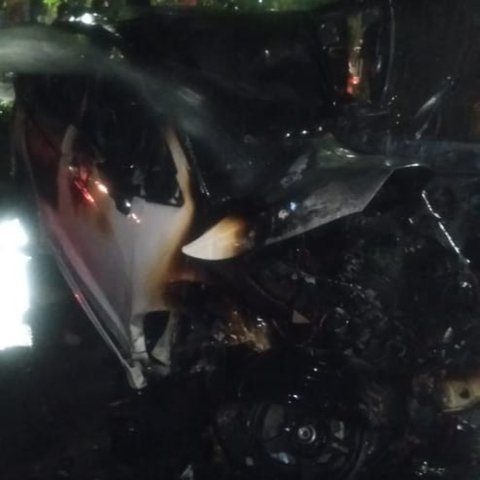 Mobil Jazz Hangus Usai Kecelakaan Tunggal di Surabaya