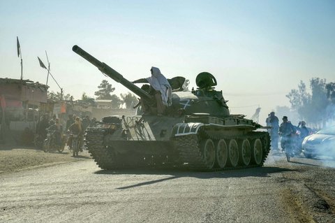 Personel keamanan Taliban di atas tank era Soviet diikuti oleh pengendara sepeda motor saat mereka berkendara menuju perbatasan, di tengah bentrokan yang terjadi antara personel keamanan Taliban dan pasukan perbatasan Pakistan, di distrik Spin Boldak, Provinsi Kandahar, Rabu (15/10/2025).
