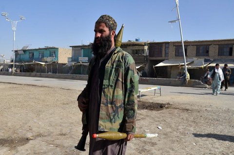 Personel keamanan Taliban membawa granat berpeluncur roket (RPG) di dekat perbatasan, saat bentrokan terjadi antara personel keamanan Taliban dan pasukan perbatasan Pakistan, di distrik Spin Boldak, Provinsi Kandahar, Rabu (15/10/2025).