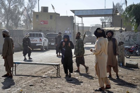 Personel keamanan Taliban bersenjata tiba di dekat perbatasan, di tengah bentrokan yang terus berlanjut antara personel keamanan Taliban dan pasukan perbatasan Pakistan, di distrik Spin Boldak, Provinsi Kandahar,  Rabu (15/10/2025).