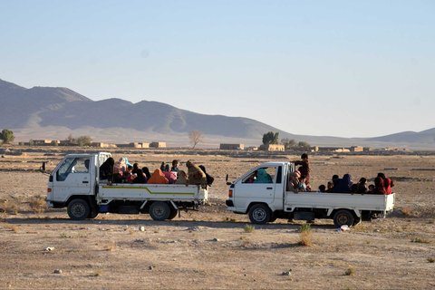 Perempuan dan anak-anak Afghanistan dievakuasi dengan truk selama bentrokan yang sedang berlangsung antara personel keamanan Taliban dan pasukan perbatasan Pakistan di distrik Spin Boldak, Provinsi Kandahar, Rabu (15/10/2025).