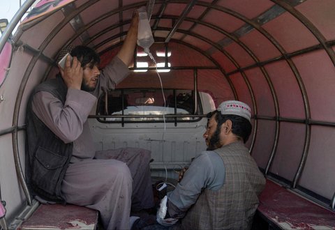Seorang pria Afghanistan yang terluka dievakuasi dengan sebuah kendaraan di distrik Spin Boldak, Provinsi Kandahar, Rabu (15/10/2025).
