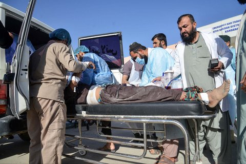 Seorang pria Afghanistan yang terluka dievakuasi ke sebuah rumah sakit di distrik Spin Boldak, Provinsi Kandahar, Rabu (15/10/2025).