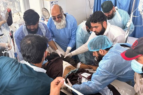 Seorang pria Afghanistan yang terluka menerima perawatan medis di sebuah rumah sakit di distrik Spin Boldak, Provinsi Kandahar , Rabu (15/10/2025).