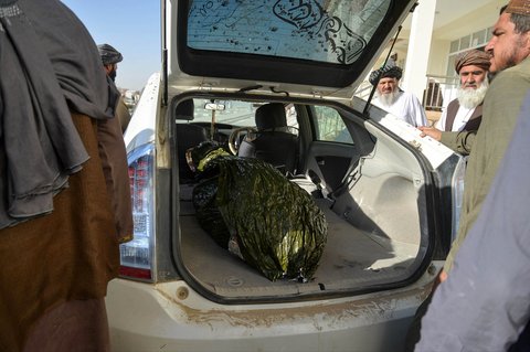 Jenazah seorang warga Afghanistan yang menjadi korban bentrokan antara personel keamanan Taliban dan pasukan perbatasan Pakistan dibaringkan di belakang mobil di luar sebuah rumah sakit di distrik Spin Boldak, Provinsi Kandahar,  Rabu (15/10/2025).
