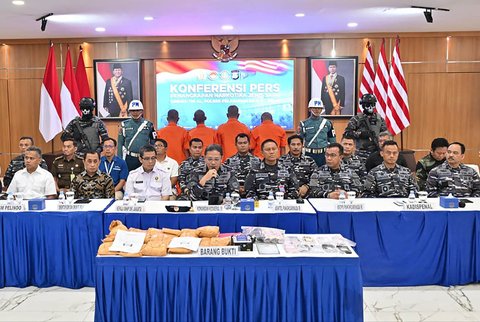 Komandan Komando Daerah Angkatan Laut III (Dankodaeral III) Laksamana Muda TNI Uki Prasetia bersama Tim Pengamanan PELNI (Pam Pelni) TNI Angkatan Laut, Polres Pelabuhan Tanjung Priok dan Pelindo saat konferensi pers  bersama di Mako Kodaeral III, Tanjung Priok, Jakarta, Rabu (15/10/2025).