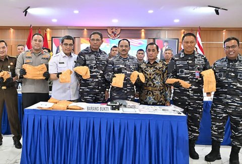 Komandan Komando Daerah Angkatan Laut III (Dankodaeral III) Laksamana Muda TNI Uki Prasetia bersama Tim Pengamanan PELNI (Pam Pelni) TNI Angkatan Laut, Polres Pelabuhan Tanjung Priok dan Pelindo saat konferensi pers  bersama di Mako Kodaeral III, Tanjung Priok, Jakarta, Rabu (15/10/2025).