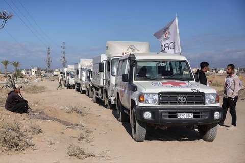 Kendaraan Komite Internasional Palang Merah (ICRC), termasuk truk berpendingin, bersiap berangkat menuju perlintasan Kissufim, yang terletak di sebelah timur Deir el-Balah di Jalur Gaza tengah, Rabu (15/10/2025).