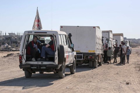 Kendaraan Komite Internasional Palang Merah (ICRC), termasuk truk berpendingin, bersiap berangkat menuju perlintasan Kissufim, yang terletak di sebelah timur Deir el-Balah di Jalur Gaza tengah, Rabu (15/10/2025).