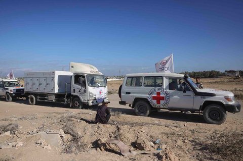 Kendaraan Komite Internasional Palang Merah (ICRC), termasuk truk berpendingin, bersiap berangkat menuju perlintasan Kissufim, yang terletak di sebelah timur Deir el-Balah di Jalur Gaza tengah, Rabu (15/10/2025).