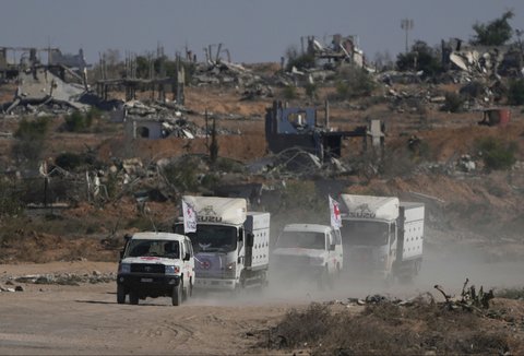Konvoi Komite Internasional Palang Merah (ICRC) mengangkut jenazah warga Palestina yang ditahan Israel selama perang, setelah dibebaskan, di Deir al-Balah, Gaza, Rabu (15/10/2025).