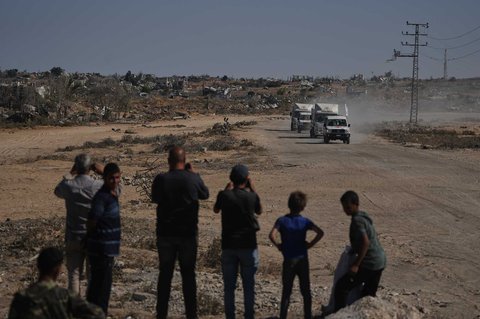 Konvoi Komite Internasional Palang Merah (ICRC) mengangkut jenazah warga Palestina yang ditahan Israel selama perang, setelah dibebaskan, di Deir al-Balah, Gaza, Rabu (15/10/2025).