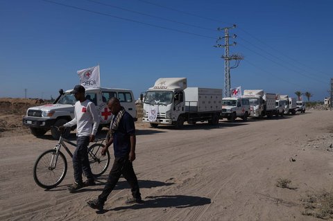 Konvoi Komite Internasional Palang Merah (ICRC) mengangkut jenazah warga Palestina yang ditahan Israel selama perang, setelah dibebaskan, di Deir al-Balah, Gaza, Rabu (15/10/2025).