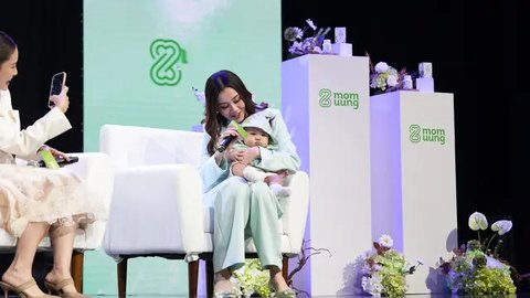 Aaliyah Massaid berkomitmen memberi ASI untuk buah hati. Berkaca pada pengalaman, menyusui butuh komitmen tinggi di tengah kesibukan sebagai artis. (Foto: Dok. Instagram @aaliyah.massaid)