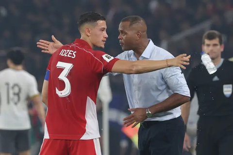 Patrick Kluivert sedang memantau para pemainnya yang sedang latihan jelang pertandingan Ronde 4 Kualifikasi Piala Dunia di Jedaah, Arab Saudi pada Sabtu (4/10/2025). (Dok. Timnas Indonesia)