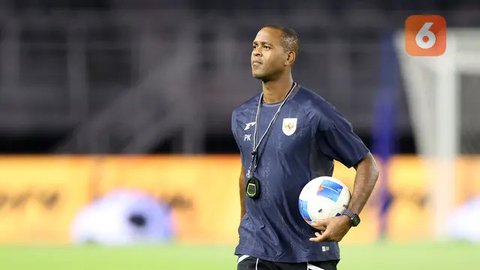 Patrick Kluivert sedang memantau para pemainnya yang sedang latihan jelang pertandingan Ronde 4 Kualifikasi Piala Dunia di Jedaah, Arab Saudi pada Sabtu (4/10/2025). (Dok. Timnas Indonesia)