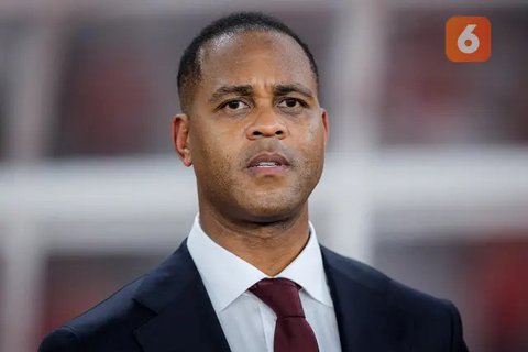 Pelatih Timnas Indonesia, Patrick Kluivert mengikuti sesi konferensi pers jelang laga melawan Bahrain di putaran ketiga Kualifikasi Piala Dunia 2026, Senin (24/3/2025). (Bola.com/Bagaskara La