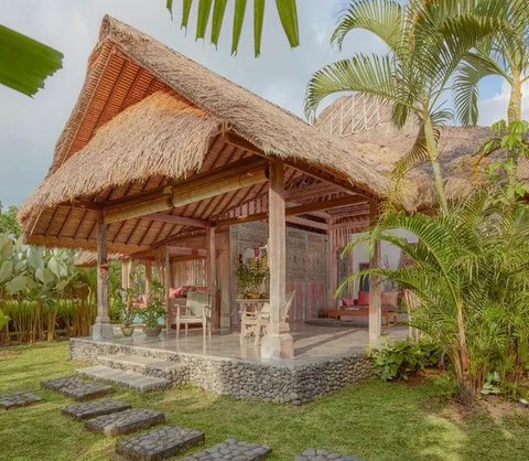 7 Model Rumah Sederhana Tapi Mewah dengan Pagar Bata Ekspos 2025 yang Cocok untuk Tinggal di Desa (Foto: Gemini AI)