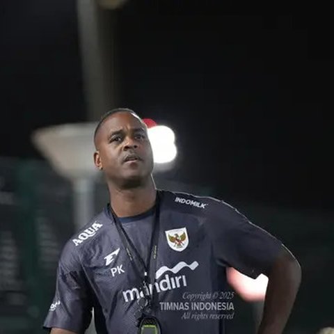 Patrick Kluivert sedang memantau para pemainnya yang sedang latihan jelang pertandingan Ronde 4 Kualifikasi Piala Dunia di Jedaah, Arab Saudi pada Sabtu (4/10/2025). (Dok. Timnas Indonesia)