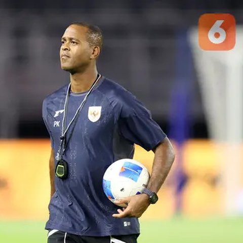 Patrick Kluivert sedang memantau para pemainnya yang sedang latihan jelang pertandingan Ronde 4 Kualifikasi Piala Dunia di Jedaah, Arab Saudi pada Sabtu (4/10/2025). (Dok. Timnas Indonesia)