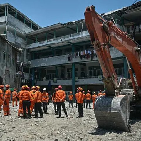 Keputusan ini diambil setelah tidak ditemukannya lagi korban di antara puing-puing yang telah diratakan dengan tanah. (JUNI KRISWANTO/AFP)