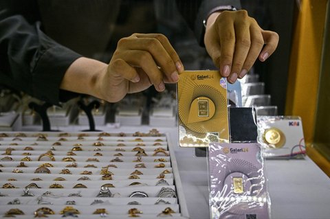 Emas  terpajang di Galeri 24, peritel emas milik negara, di Surabaya, Jawa Timur, Kamis (16/10/2025).