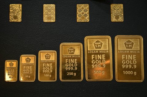 Emas  terpajang di Galeri 24, peritel emas milik negara, di Surabaya, Jawa Timur, Kamis (16/10/2025).