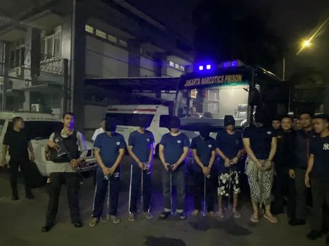 Pemeran Ammar Zoni baru saja menghirup udara bebas setelah tujuh bulan mendekam akibat kasus narkoba. Setelah bebas, suami Irish Bella itu tidak bersama istri dan anaknya melainkan tinggal be