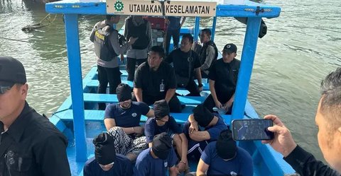Pemeran Ammar Zoni baru saja menghirup udara bebas setelah tujuh bulan mendekam akibat kasus narkoba. Setelah bebas, suami Irish Bella itu tidak bersama istri dan anaknya melainkan tinggal be