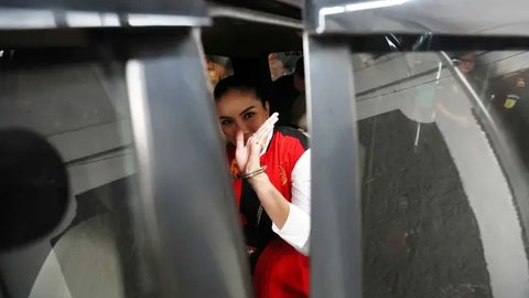 Artis, Nikita Mirzani (kiri) sesaat sebelum menjalani sidang lanjutan yang beragendakan pembacaan tuntutan terkait kasus pemerasan dan Tindak Pidana Pencucian Uang (TPPU) di Pengadilan Negeri