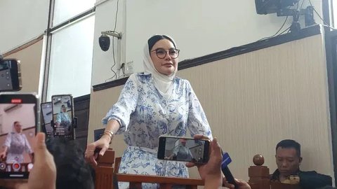 Artis, Nikita Mirzani (kiri) sesaat sebelum menjalani sidang lanjutan yang beragendakan pembacaan tuntutan terkait kasus pemerasan dan Tindak Pidana Pencucian Uang (TPPU) di Pengadilan Negeri