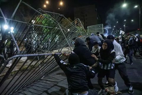 Aksi protes pecah ketika sekelompok anak muda melempar batu, bom molotov, dan kembang api ke arah polisi. (CONNIE FRANCE/AFP)