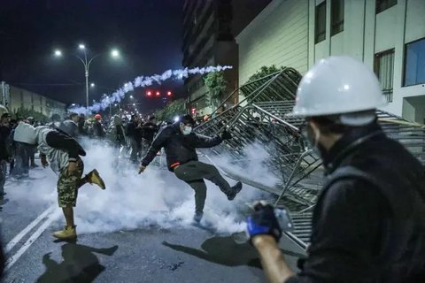 Aksi protes pecah ketika sekelompok anak muda melempar batu, bom molotov, dan kembang api ke arah polisi. (CONNIE FRANCE/AFP)
