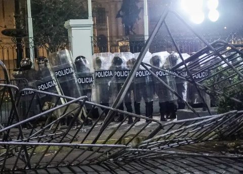 Aksi protes pecah ketika sekelompok anak muda melempar batu, bom molotov, dan kembang api ke arah polisi. (CONNIE FRANCE/AFP)