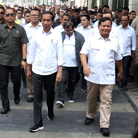 Presiden terpilih Joko Widodo atau Jokowi (kiri) bersama Ketua Umum Partai Gerindra Prabowo Subianto berjalan usai keluar dari Stasiun MRT Senayan, Jakarta, Sabtu (13/7/2019). Jokowi dan Prabowo makan siang bersama di pusat perbelanjaaan FX Sudirman. (Liputan6.com/JohanTallo)