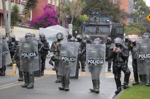 Petugas polisi anti huru hara berjaga di dekat pintu masuk Kedutaan Besar AS di Bogota, Kolombia, Jumat (17/10/2025) waktu setempat.