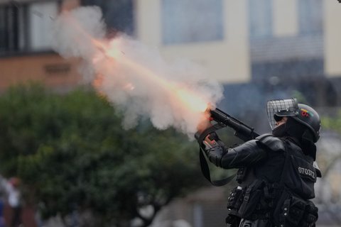 Petugas polisi anti huru hara menembakkan gas air mata  di dekat pintu masuk Kedutaan Besar AS di Bogota, Kolombia, Jumat (17/10/2025) waktu setempat.