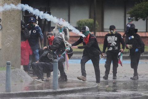Gas telinga dilepaskan oleh polisi untuk membubarkan pengunjuk rasa di dekat pintu masuk Kedutaan Besar AS di Bogota, Kolombia, Jumat (17/10/2025) waktu setempat.