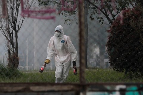 Seorang demonstran berjalan sambil memegang bom molotov dalam sebuah protes di di Bogota, Kolombia, Jumat (17/10/2025) waktu setempat.